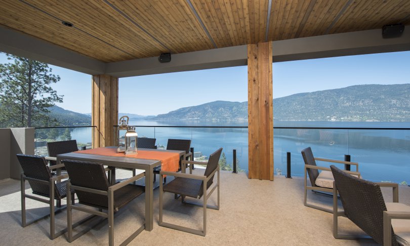 Spacious Patio Overlooking The Lake